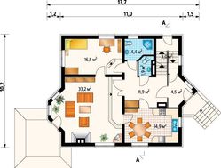 Простора заміська вілла з еркерами та цокольним поверхом